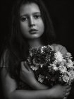 Ragazza che tiene mazzo di fiori in mano — Foto stock