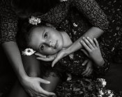 Kleines Mädchen in den Händen der Mutter — Stockfoto
