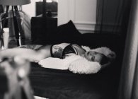 Mulher tatuada deitada na cama — Fotografia de Stock