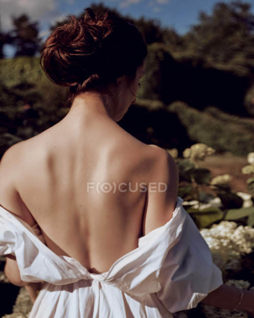 Жінка в одязі стоячи в саду — стокове фото