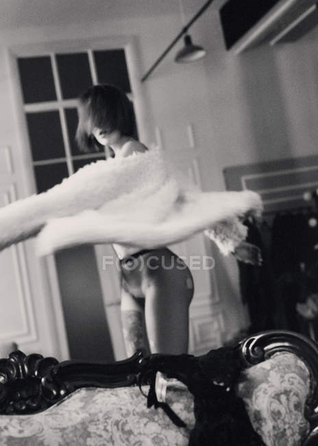 Femme à moitié nue dansant dans la chambre — Photo de stock