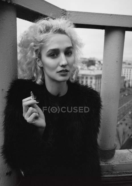 Frau raucht Zigarette auf Dach — Stockfoto