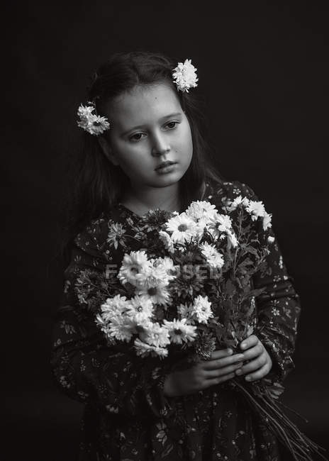 Ragazza che tiene mazzo di fiori in mano — Foto stock