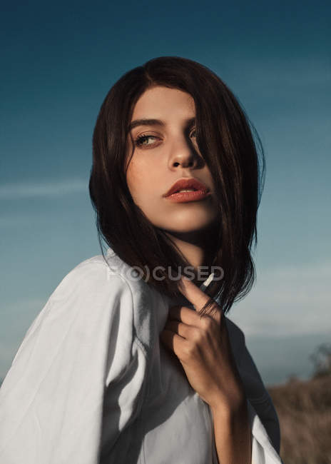 Chica joven sosteniendo el pelo - foto de stock