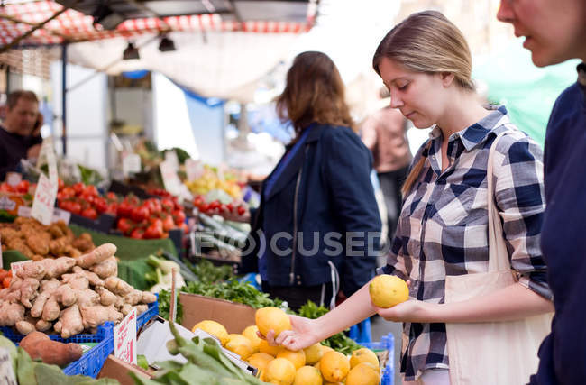 Mujer en el mercado - foto de stock