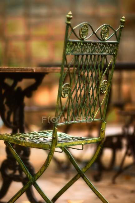 Silla vieja en la cafetería de la calle - muy suave f - foto de stock