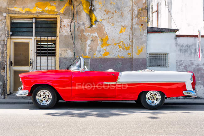 Carro rconvertible clássico ao lado de um edifício shabby em Havana velha — Fotografia de Stock