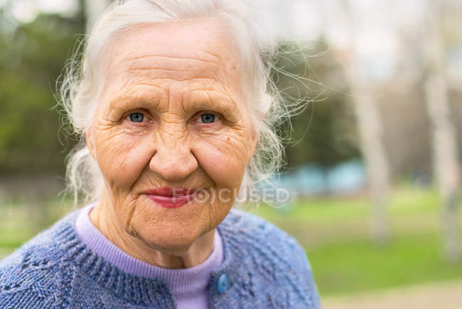 Retrato sorridente mulher idosa — Fotografia de Stock