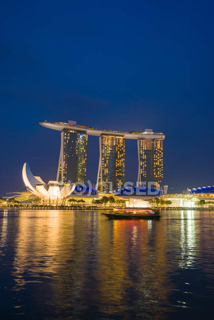 Marina Bay Sands at night — Stock Photo