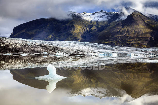 Laguna de Fjallsarlon en un extremo glaciar - foto de stock