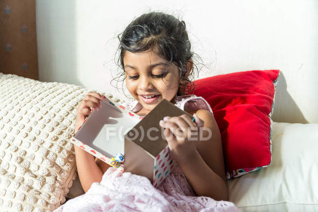 Niña abrir caja regalo - foto de stock