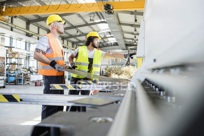 Lavoratori manuali produzione lamiera — Foto stock