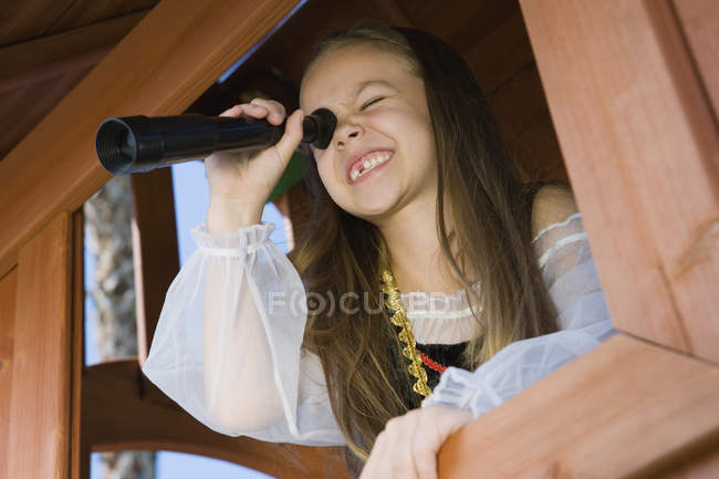 Felice ragazza vestita da pirata — Foto stock