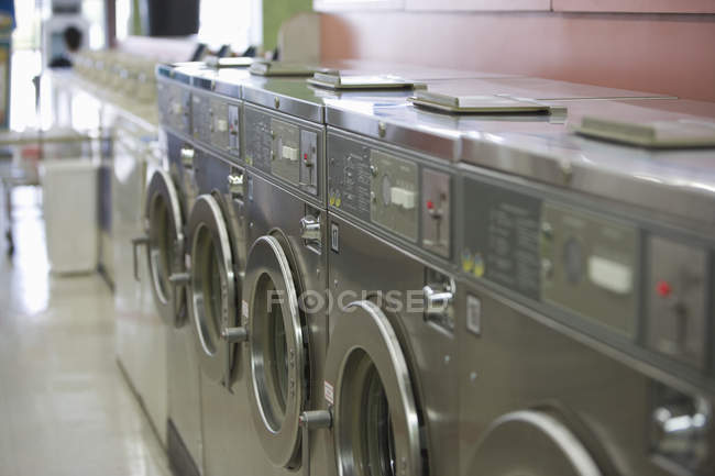 Ряд пральних машин — стокове фото