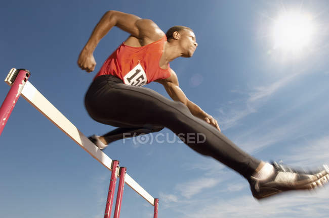 Спортсмен стрибає через перешкоди — стокове фото