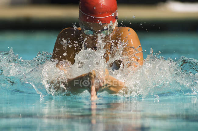 Female athlete swimming — Stock Photo