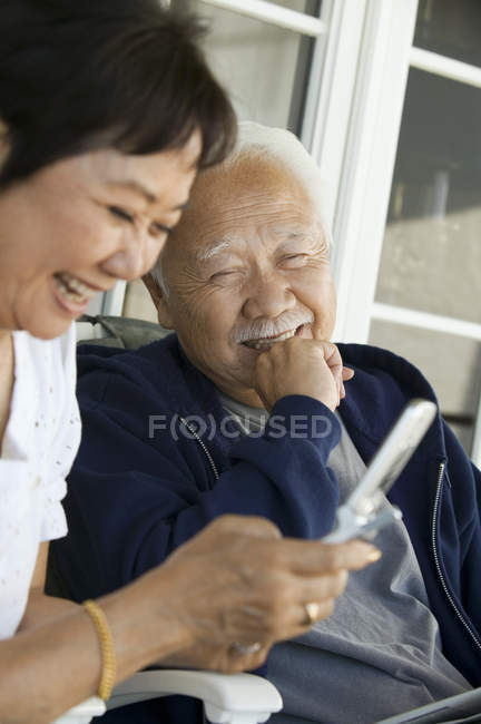 Casal sênior usando telefone celular — Fotografia de Stock