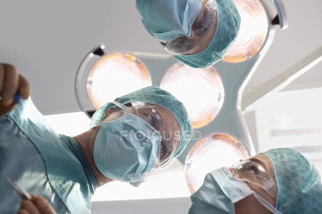 Doctors in surgery discussing procedure — Stock Photo