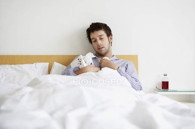 Homem doente com combustão na cama — Fotografia de Stock