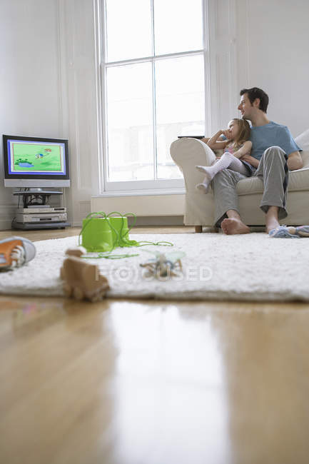 Padre e figlia guardando la tv — Foto stock