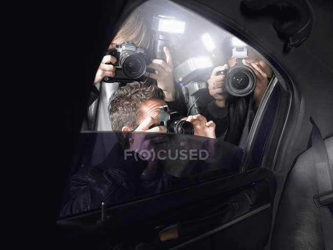 Paparazzi fotografi vicino auto — Foto stock