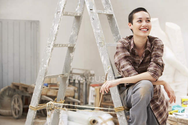 Decoratore d'interni femminile — Foto stock