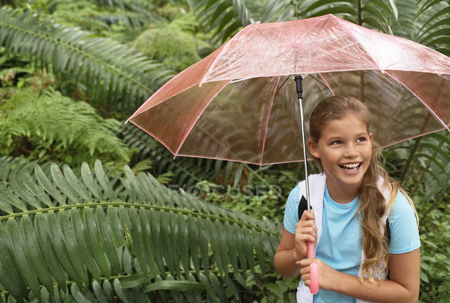 Kleines Mädchen mit Regenschirm im Wald — Stockfoto