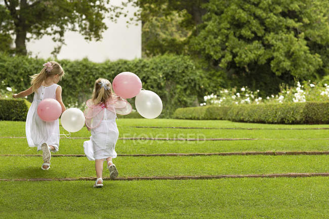 Bambine con palloncini — Foto stock