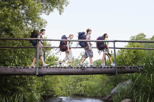 Adolescentes mochileros en el bosque - foto de stock