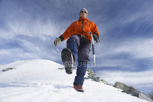 Alpinista su pendio innevato — Foto stock