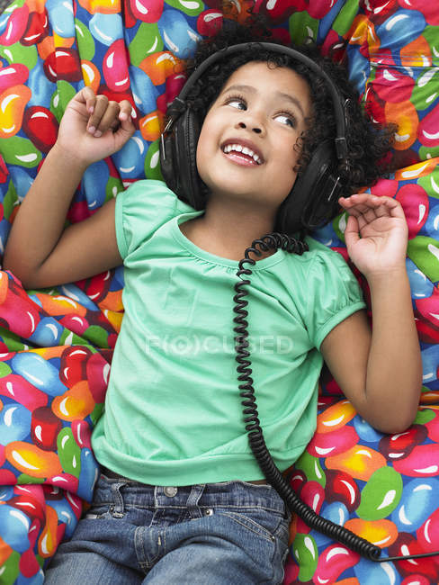 Chica usando auriculares - foto de stock