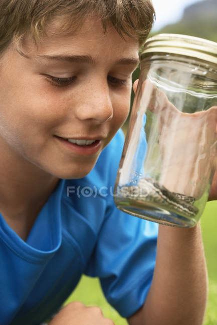 Junge sieht Schlange an — Stockfoto