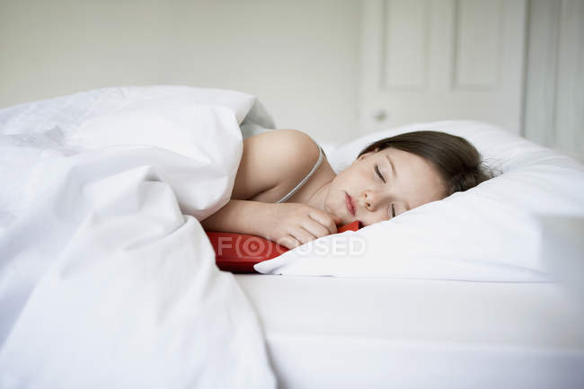 Doente menina na cama — Fotografia de Stock