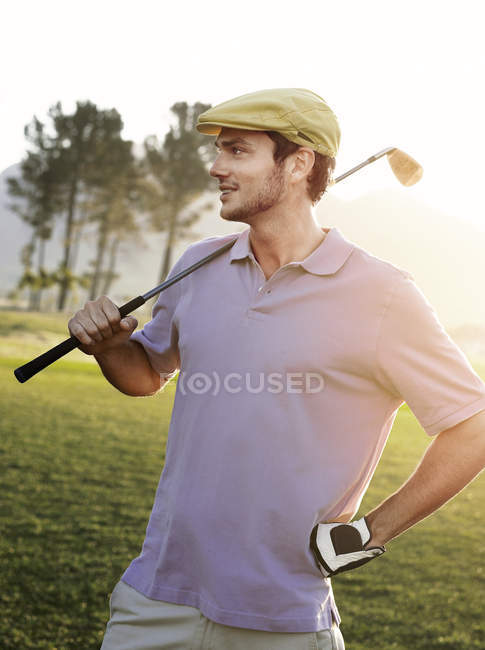 Golfista in campo con mazza — Foto stock