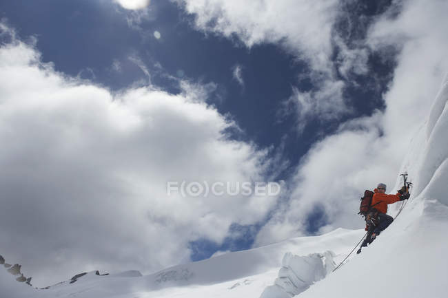 Alpiniste avec hache — Photo de stock