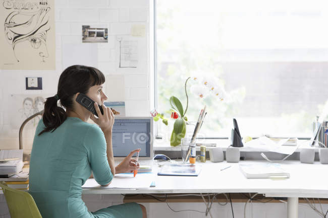 Business woman with Cell Phone — Stock Photo