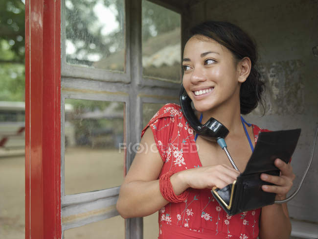 Mujer usando teléfono público - foto de stock