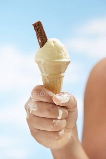 Mano ragazza con gelato — Foto stock