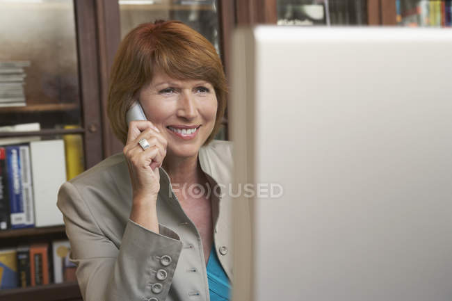 Professor universitário usando telefone celular — Fotografia de Stock