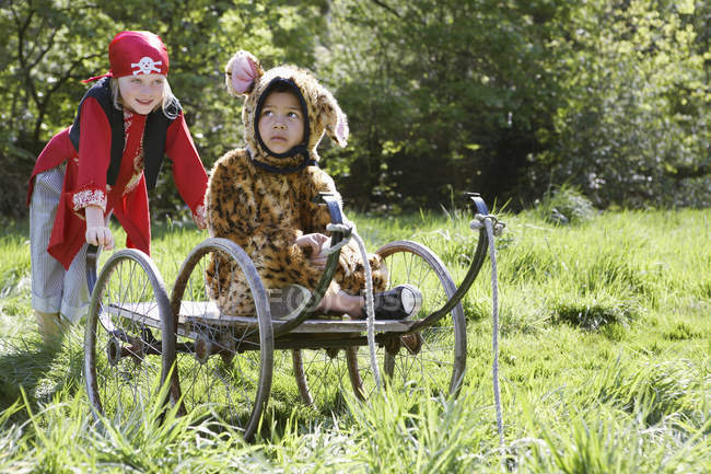 Niños en trajes de pirata y jaguar - foto de stock