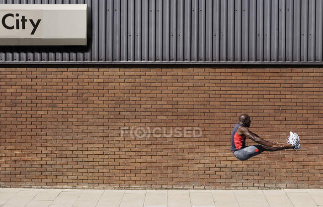 Atleta Realizando Salto — Fotografia de Stock