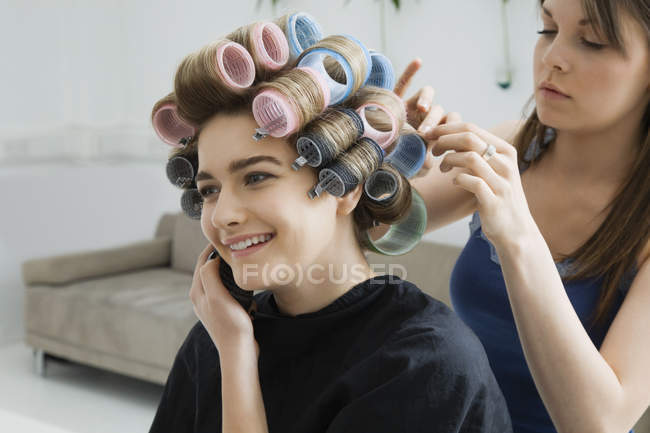 Modello femminile con bigodini — Foto stock