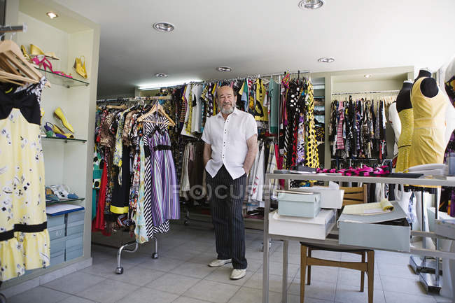Proprietário da loja de roupas — Fotografia de Stock
