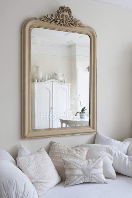 Specchio incorniciato sopra il divano letto — Foto stock
