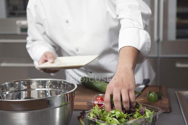 Chef préparant la salade à la cuisine — Photo de stock