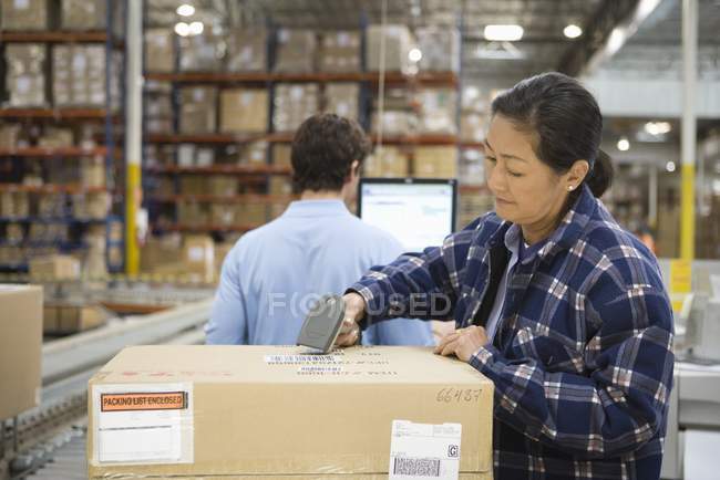 Mujer con lector de código de barras - foto de stock