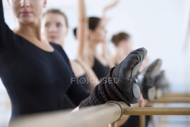 Female ballet dancers practice — Stock Photo