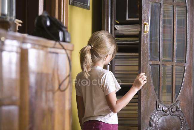 Шкаф для девочек — стоковое фото