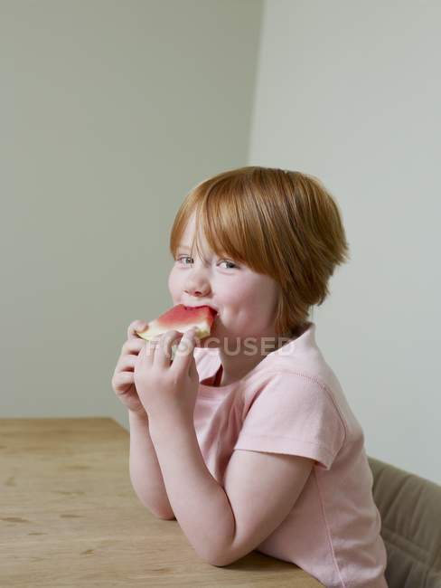 Kleines Mädchen mit Wassermelone — Stockfoto