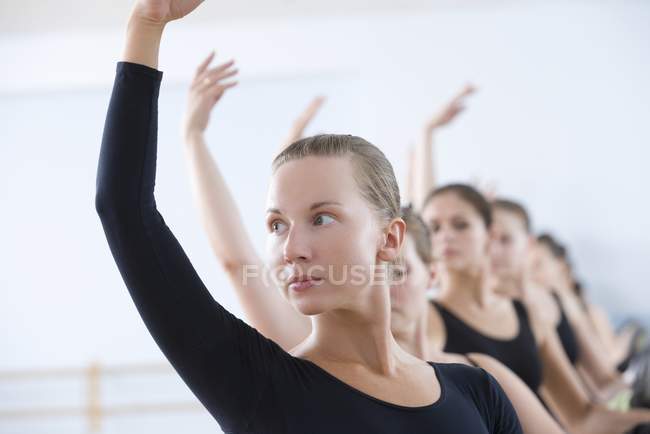 Bailarinos com braços levantados — Fotografia de Stock